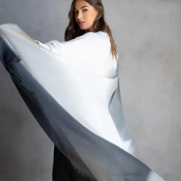 The Carly NWT Cushnie Grey Horizon Ombré Scarf. Lux oversized multi use,45 x 75. - Picture 4 of 9